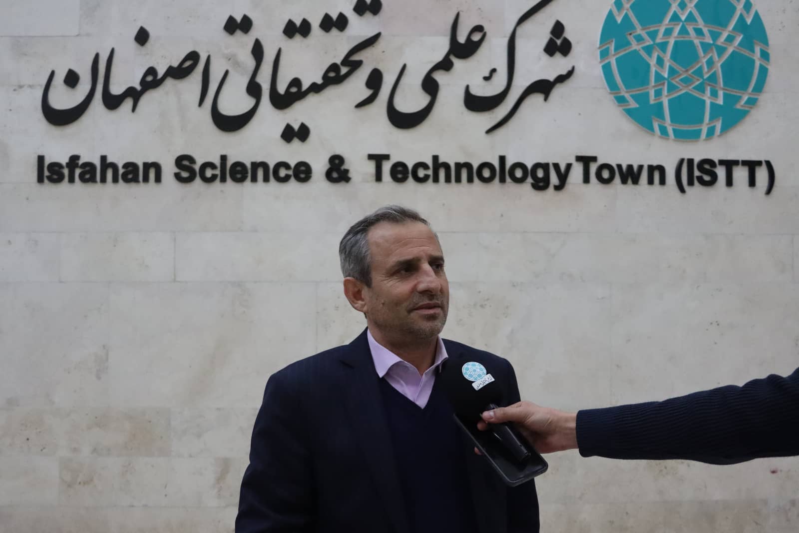 بازدید اعضای ستاد علم و فناوری شورای عالی انقلاب فرهنگی از شهرک علمی و تحقیقاتی اصفهان و جمعی از شرکت‌های دانش‌بنیان و …